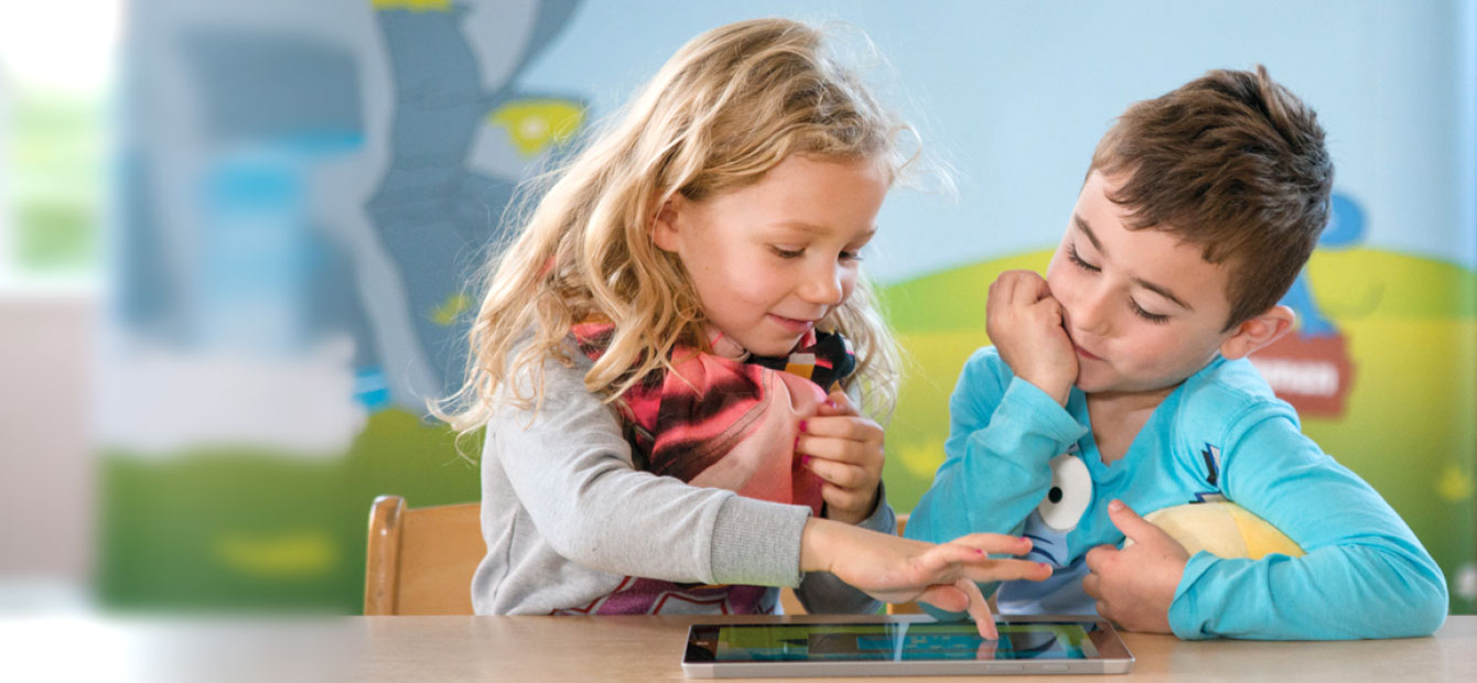 Zwei Kinder spielen mit den Schlaumäusen