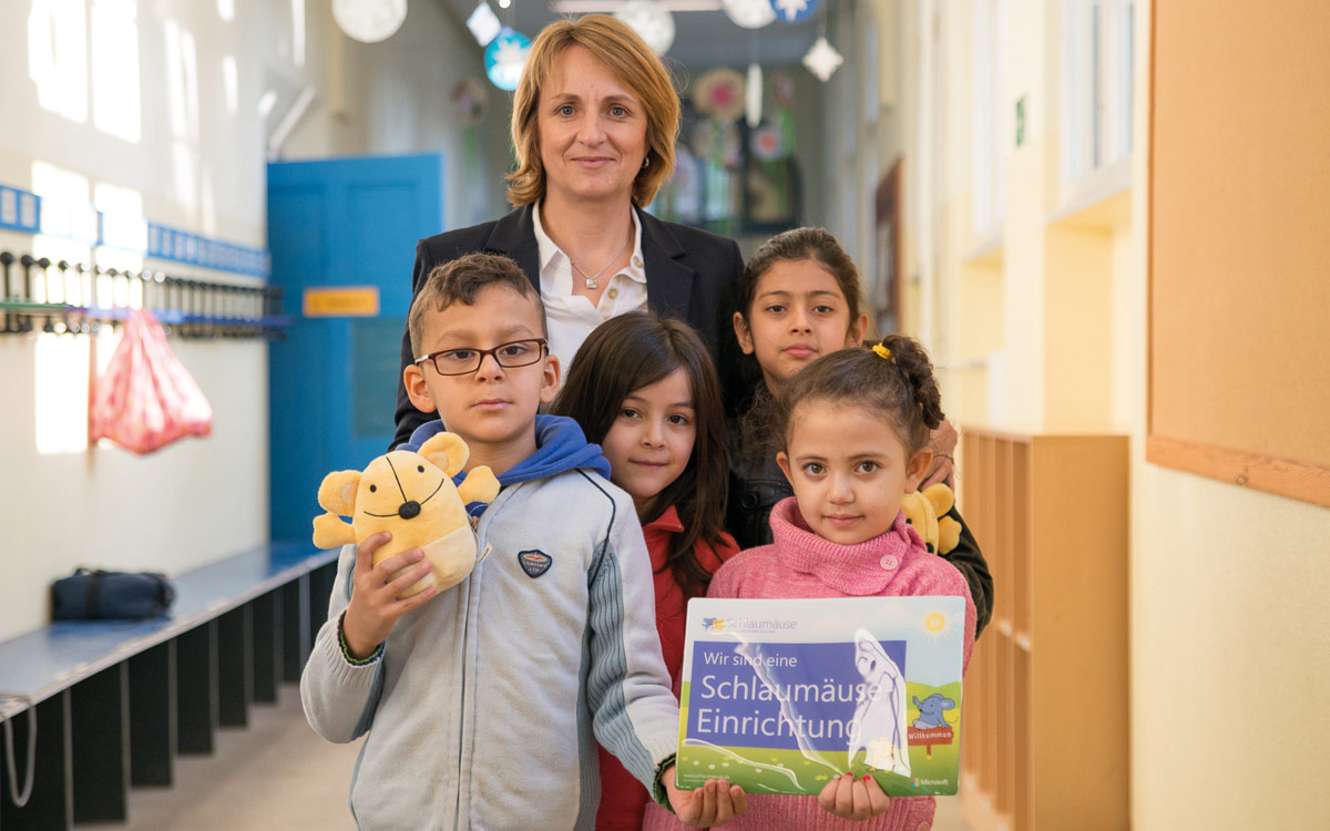 Astrid Aupperle mit Kindergruppe